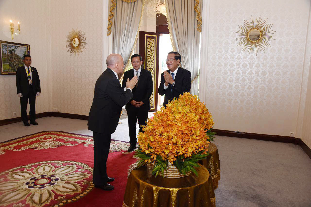 សម្តេចតេជោបញ្ជាក់ការវះកាត់ព្រះមហាក្សត្រ