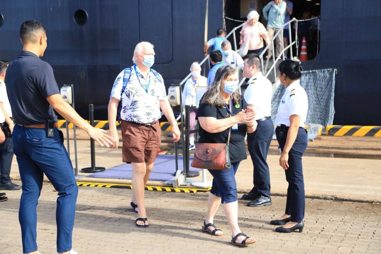 ភ្ញៀវទេសចរនៅកំពង់ផែព្រះសីហនុ