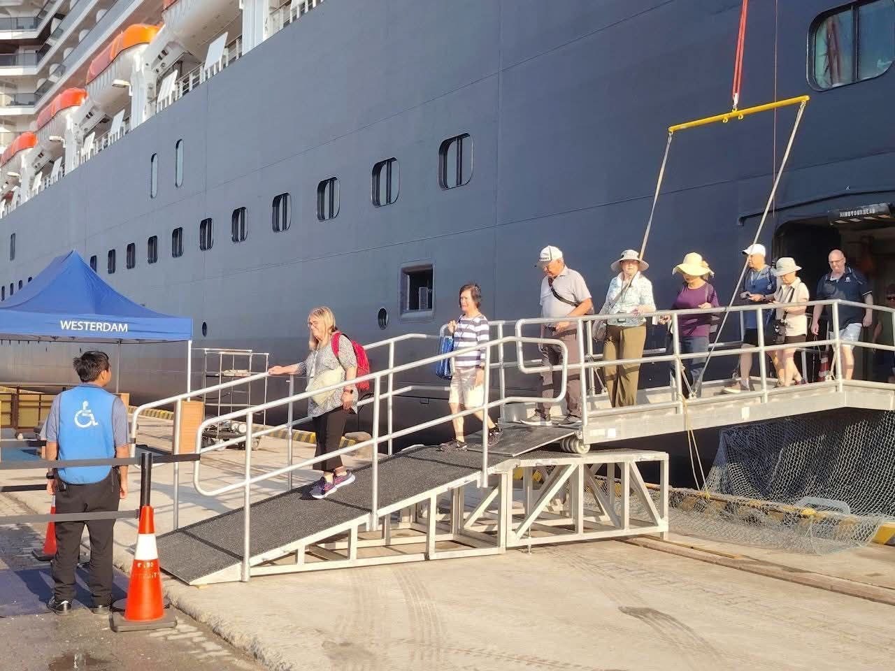 នាវា Seven Seas Mariner ចូលចតកំពង់ផែព្រះសីហនុ