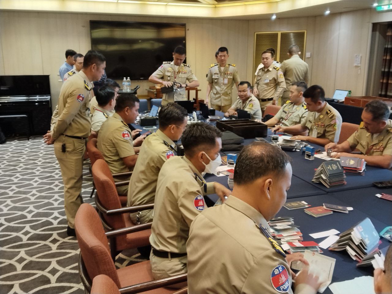 នាវាទេសចរណ៍ខ្នាតយក្ស