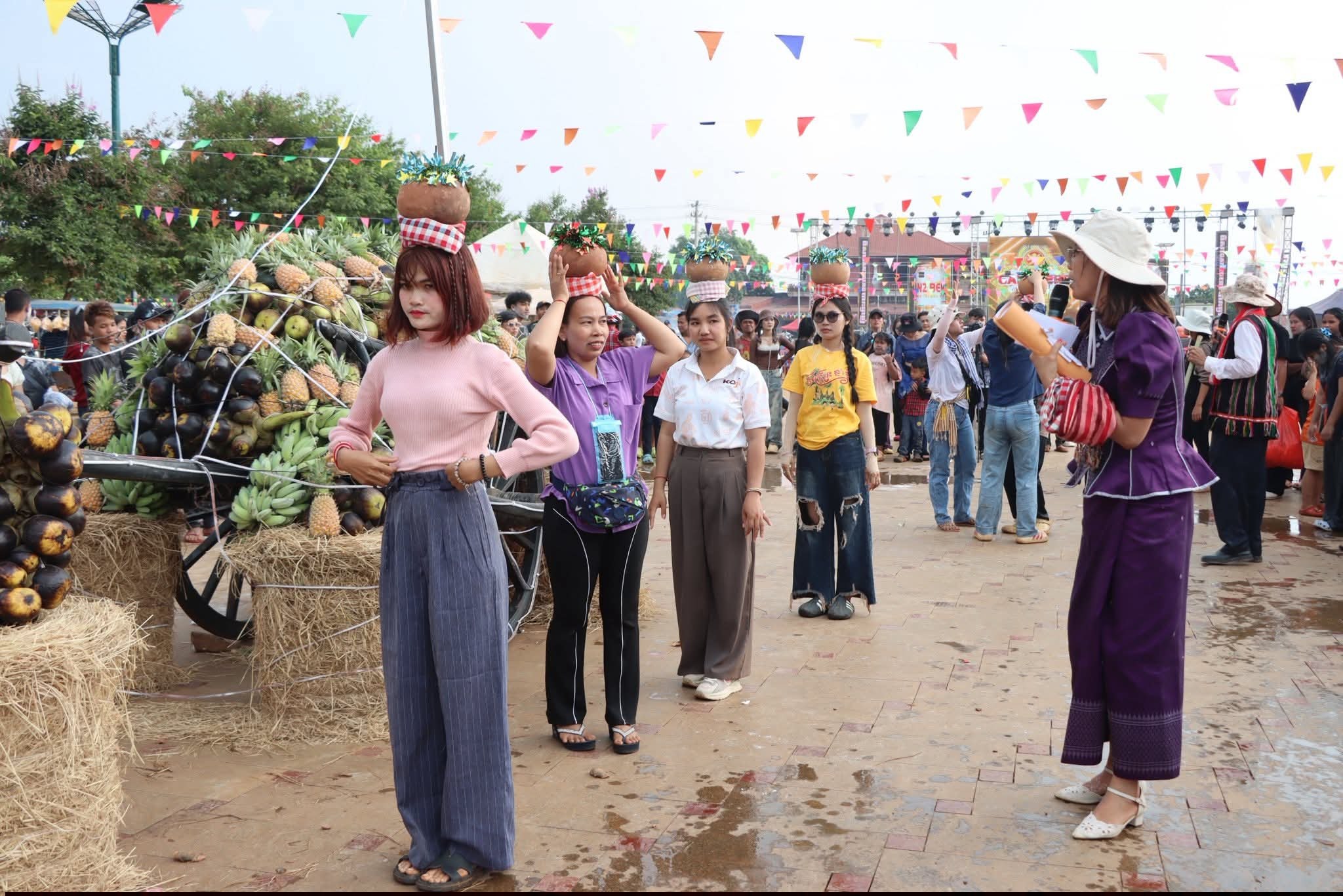 សម្លៀកបំពាក់ប្រពៃណីជនជាតិដើមភាគតិច